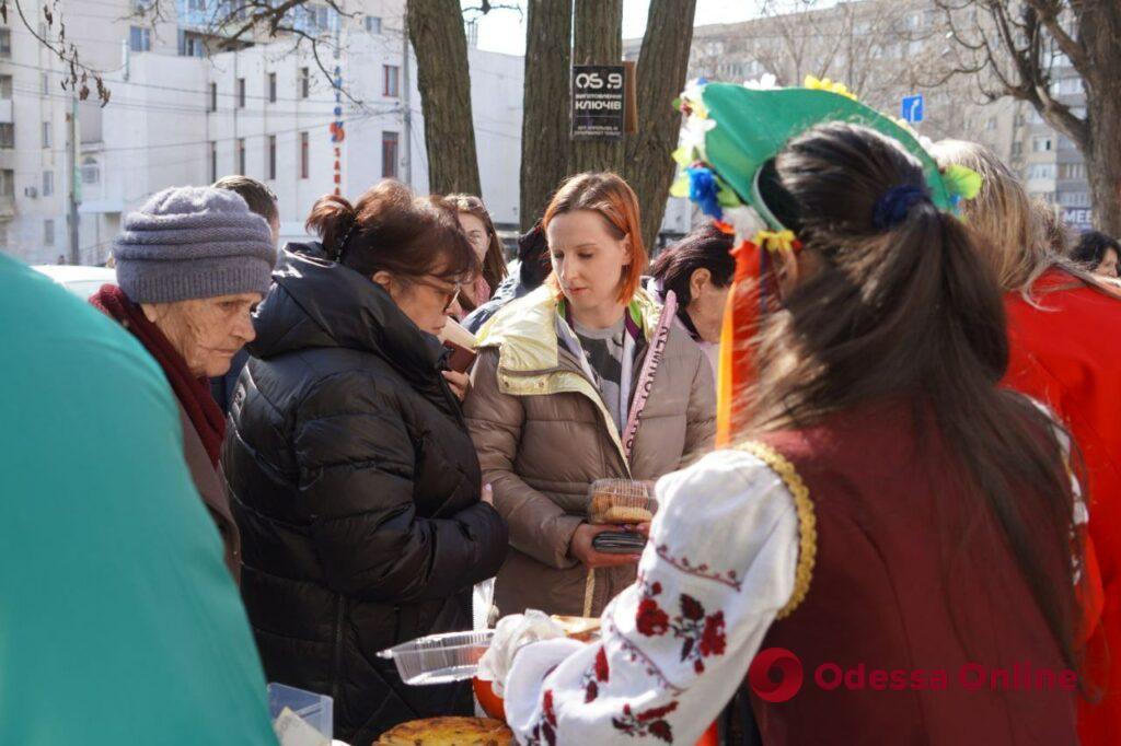 Пікли та смажили для ЗСУ: в Одесі пройшов благодійний ярмарок (фоторепортаж)