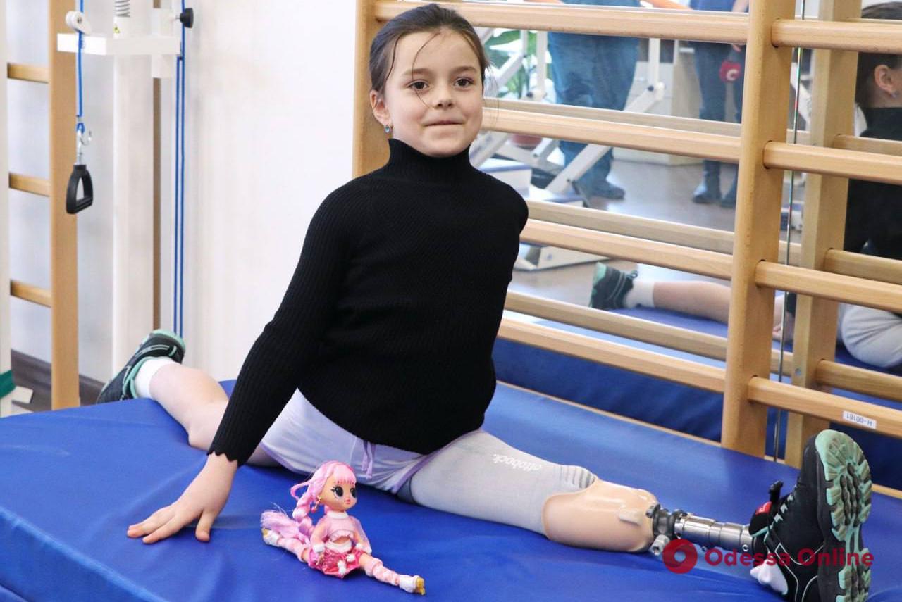 Маленька, але незламна: дівчинка, що втратила ногу, повертається до тренувань з гімнастики