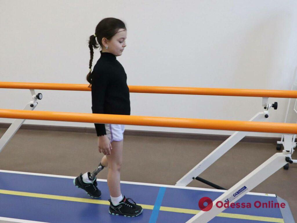 Маленькая, но несокрушимая: потерявшая ногу девочка возвращается к тренировкам по гимнастике