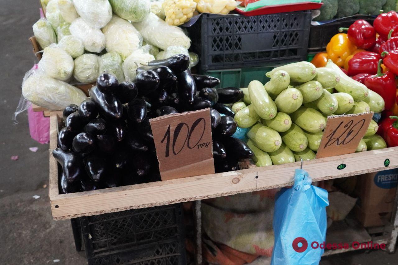 Бринза, огірки та сало: суботні ціни на одеському «Привозі»