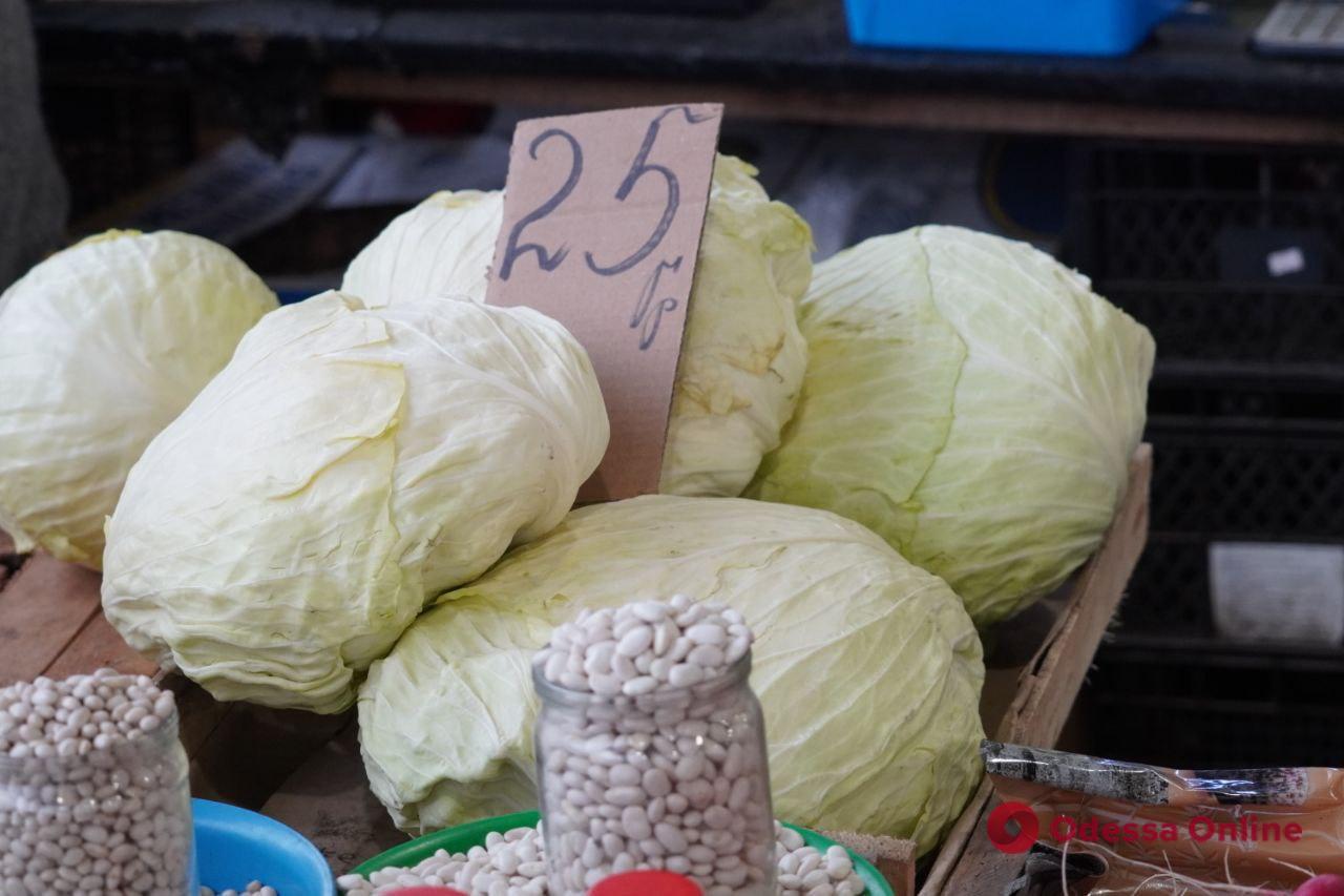 Бринза, огірки та сало: суботні ціни на одеському «Привозі»