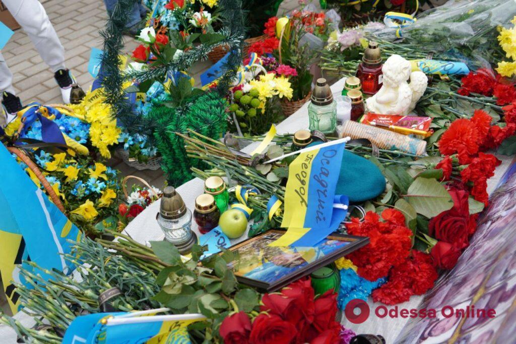 «Приехав из Германии — он пошел в военкомат, а не домой»: родственники почтили годовщину гибели добровольцев в Николаеве