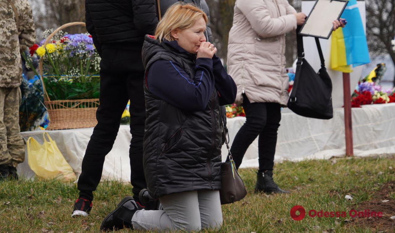 «Приїхавши з Німеччини, він пішов у військкомат, а не додому»: родичі вшанували річницю загибелі добровольців у Миколаєві