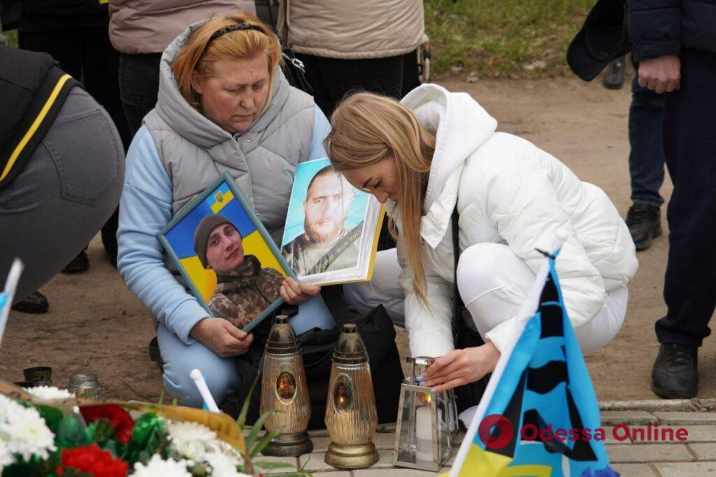«Приехав из Германии — он пошел в военкомат, а не домой»: родственники почтили годовщину гибели добровольцев в Николаеве