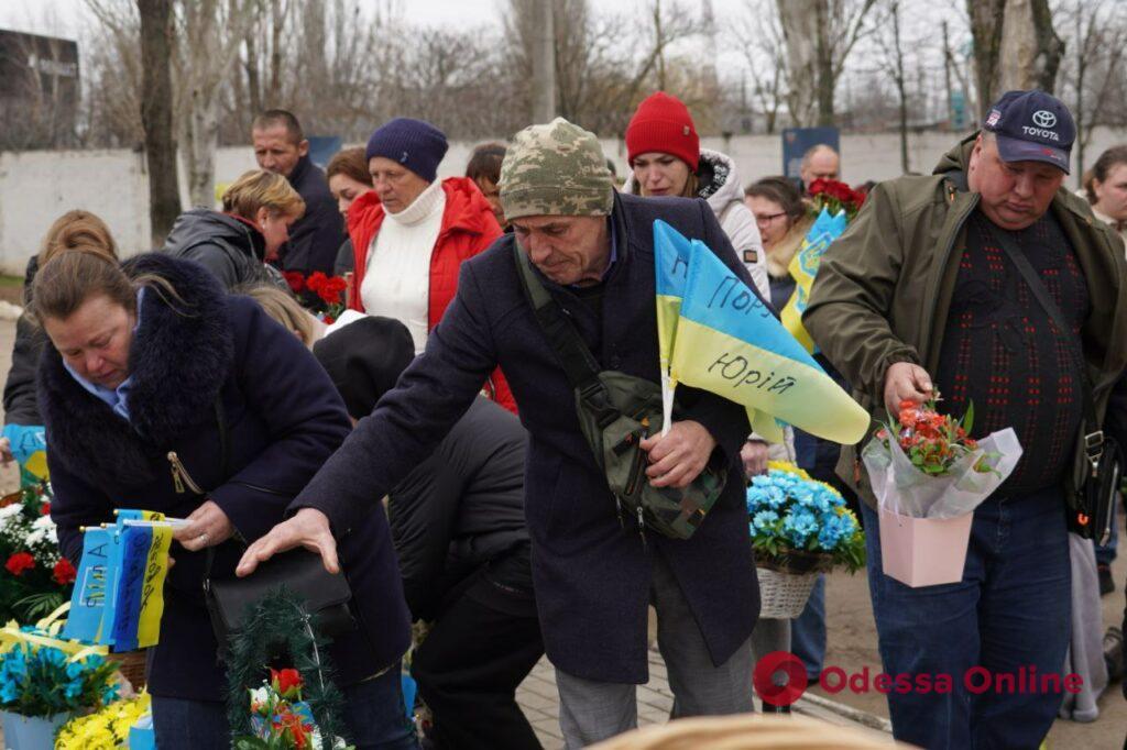 «Приїхавши з Німеччини, він пішов у військкомат, а не додому»: родичі вшанували річницю загибелі добровольців у Миколаєві