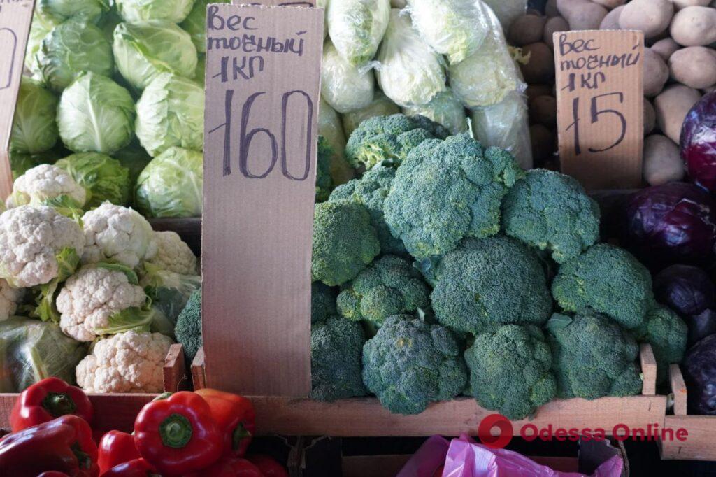 Гриби, курка та виноград: суботні ціни на одеському Привозі