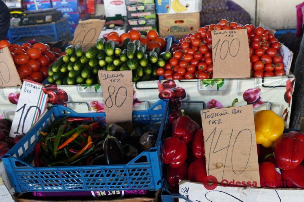 Грибы, курица и виноград: субботние цены на одесском Привозе