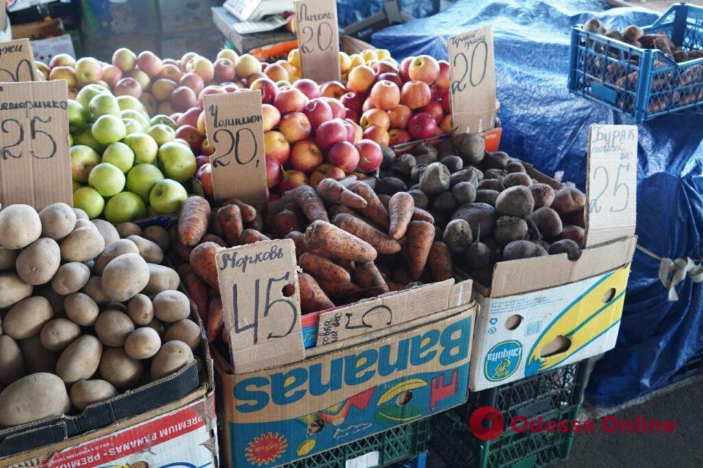 Гриби, курка та виноград: суботні ціни на одеському Привозі