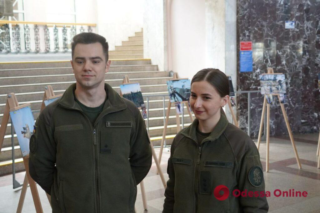 В Одесі на залізничному вокзалі відкрили фотовиставку до Дня Національної гвардії України