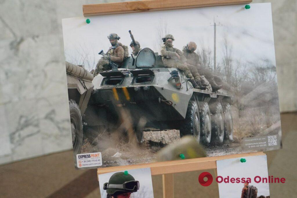 В Одессе на железнодорожном вокзале открыли фотовыставку ко Дню Национальной гвардии Украины