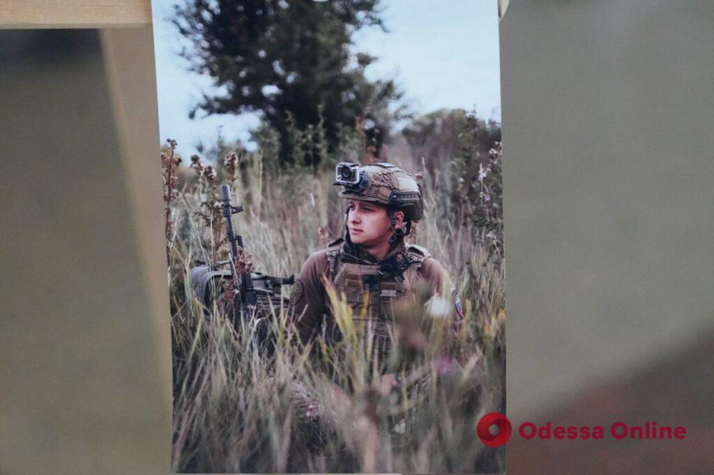 В Одесі на залізничному вокзалі відкрили фотовиставку до Дня Національної гвардії України