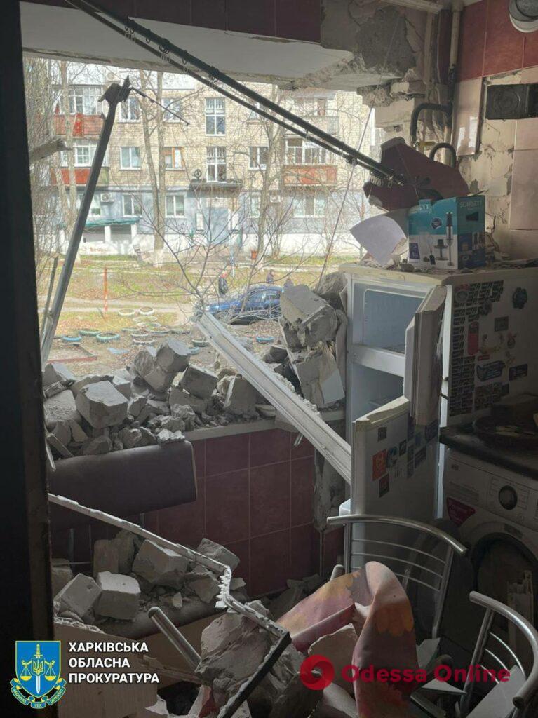 Окупанти обстріляли Куп’янськ: один із снарядів влучив у п’ятиповерховий житловий будинок (фото)