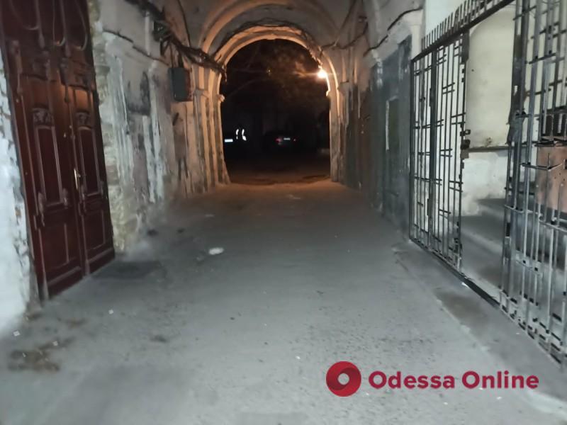 В центре Одессы разбойник напал на девушку – у пострадавшей перелом челюсти