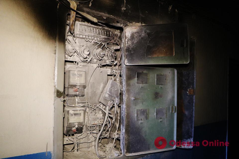 Посреди ночи загорелась электрощитовая в доме в центре Одессы