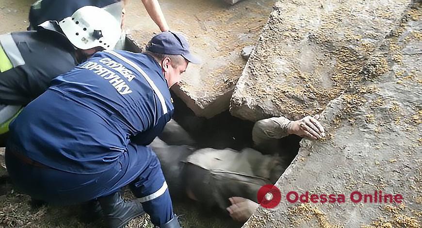 Одесская область: спасатели освободили мужчину из-под железобетонной плиты