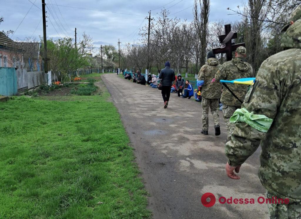 Одесская область: родное село на коленях встретило павшего героя