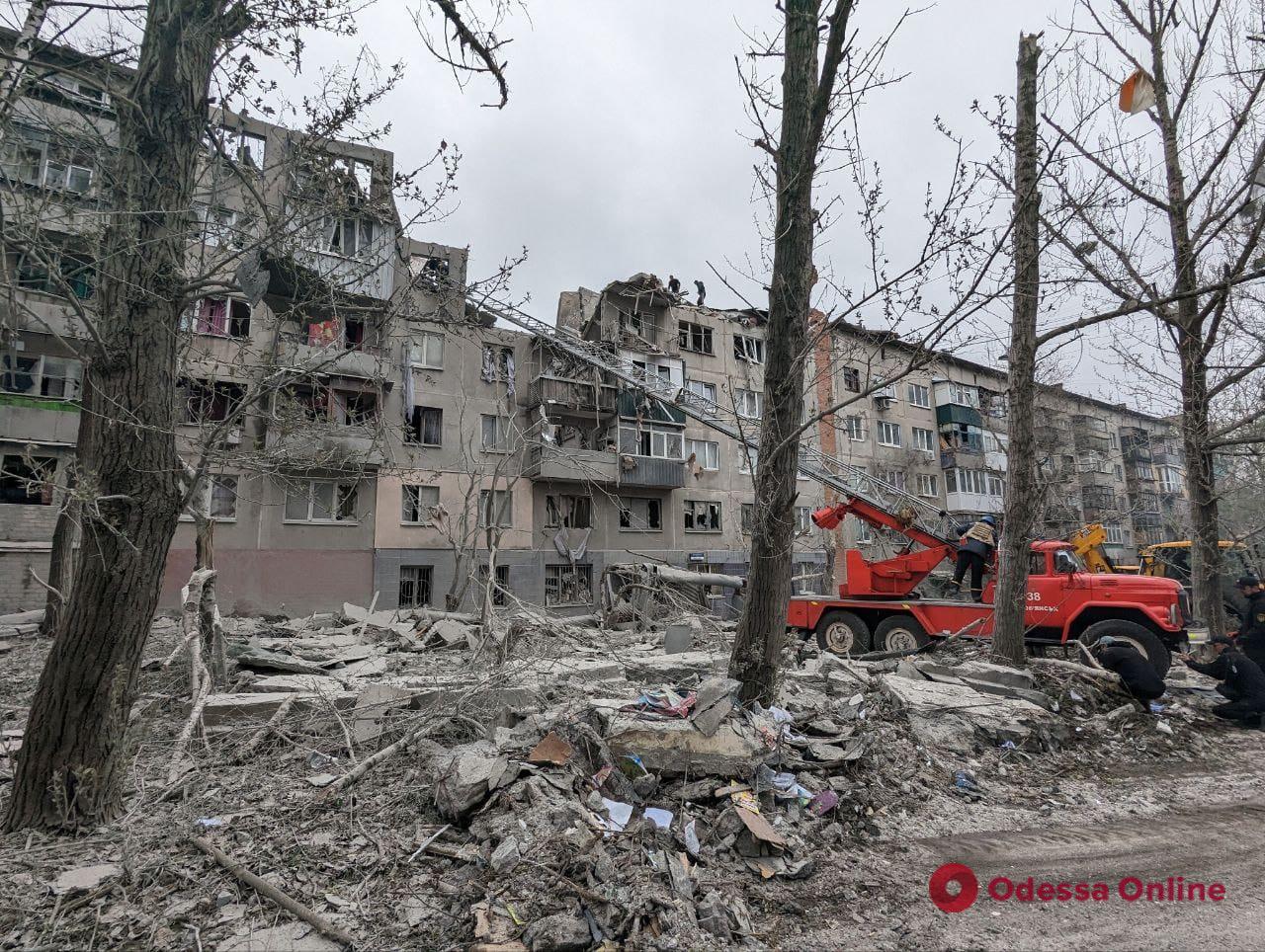 Рашисты обстреляли Славянск: повреждены пять многоэтажек и пять частных домов (фото)