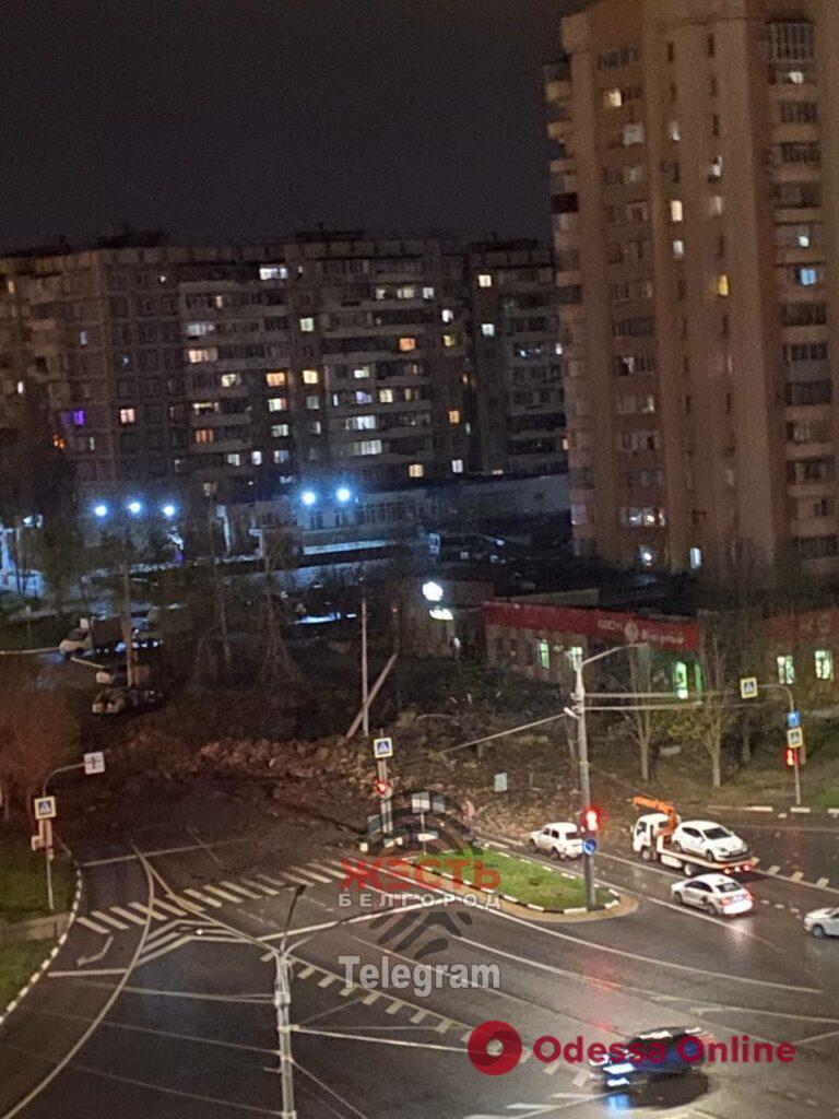 Вибух у російському Бєлгороді: посеред вулиці утворилась величезна вирва (фото, відео) Вибух у російському Бєлгороді: посеред вулиці утворилась величезна вирва (фото, відео)