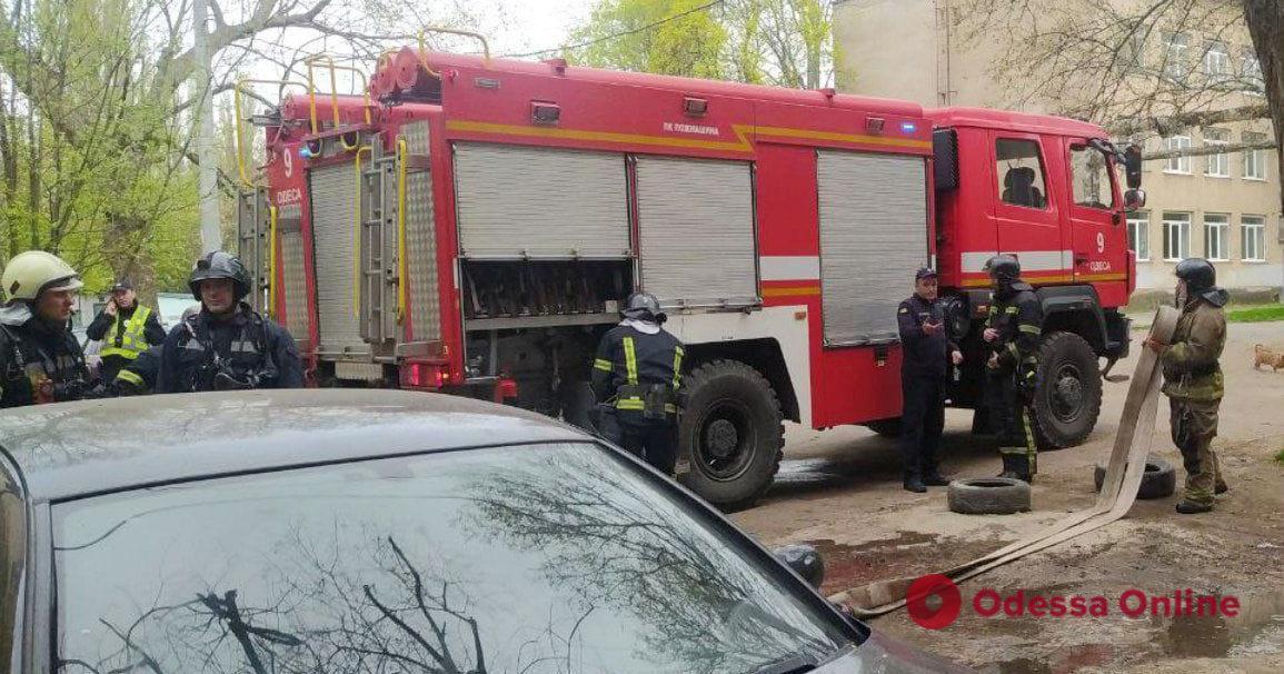 Неосторожно курили: при пожаре в Одессе погибли два человека, из задымленной квартиры удалось спасти троих детей