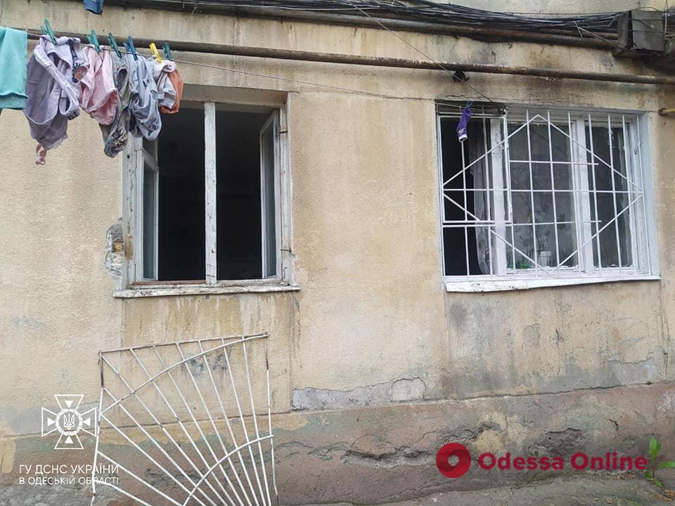Неосторожно курили: при пожаре в Одессе погибли два человека, из задымленной квартиры удалось спасти троих детей