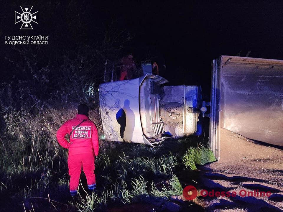 В Одесской области грузовик с зерном столкнулся с легковушкой – есть пострадавший