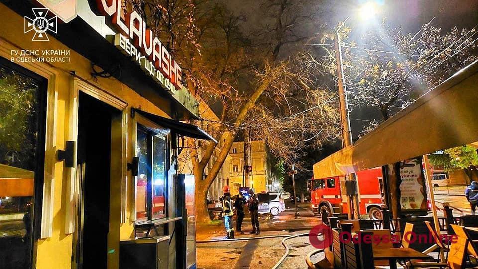 У ДСНС назвали причину пожежі у сендвіч-барі в центрі Одеси (фото)