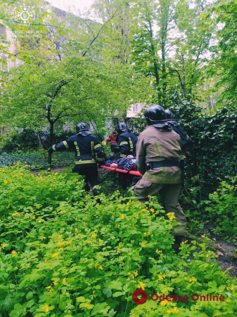 В Одесі літня жінка випала з вікна п’ятого поверху