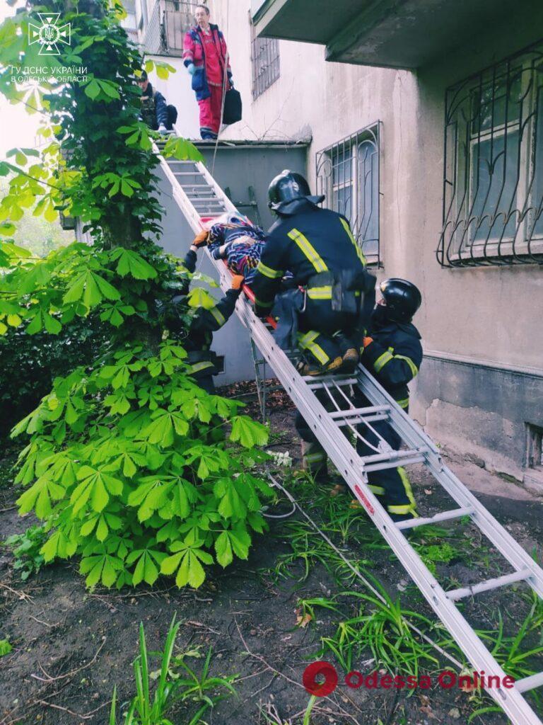 В Одесі літня жінка випала з вікна п’ятого поверху