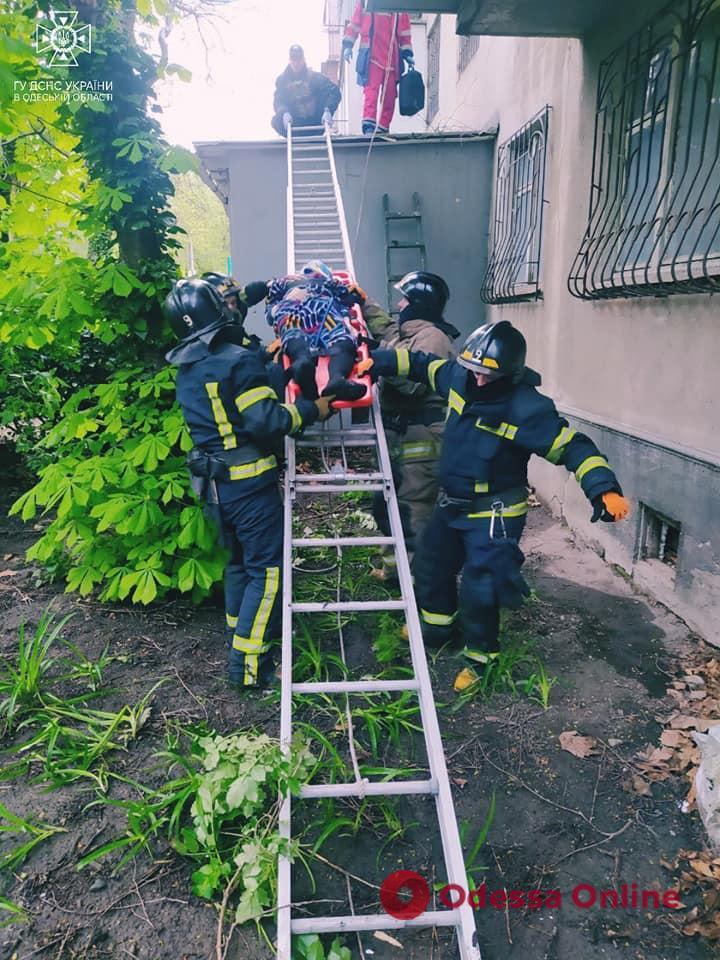 В Одесі літня жінка випала з вікна п’ятого поверху