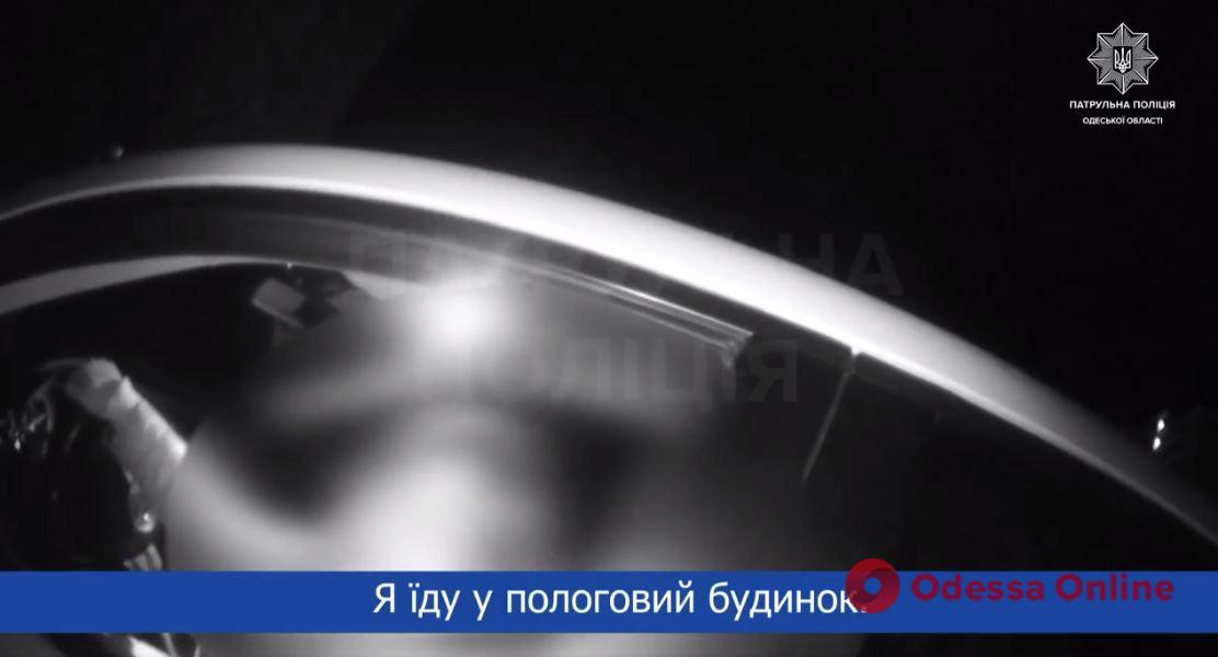 В Одессе патрульные сопроводили беременную в роддом (видео)