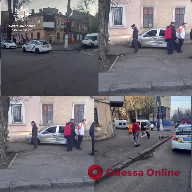 На Молдаванке столкнулись два автомобиля, один из них наехал на пешехода