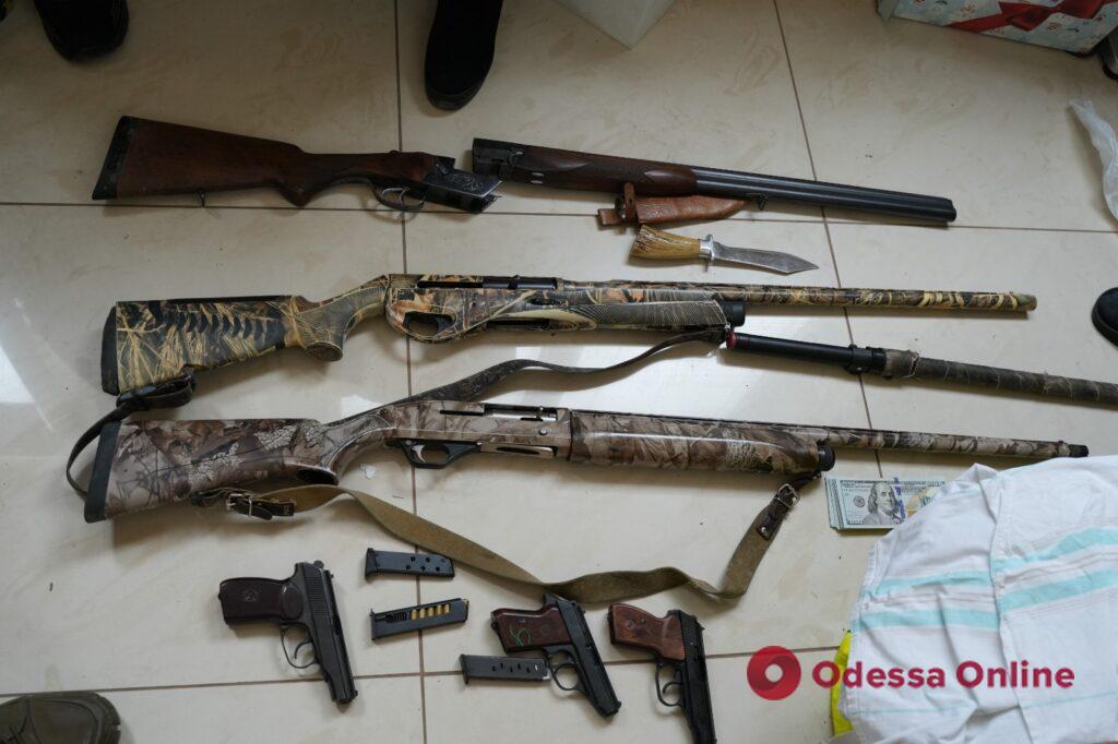 Продавали зброю та наркотики: на Одещині затримали злочинну групу