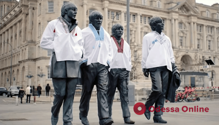 У Великобританії пам’ятник четвірці The Beatles одягли у вишиванки