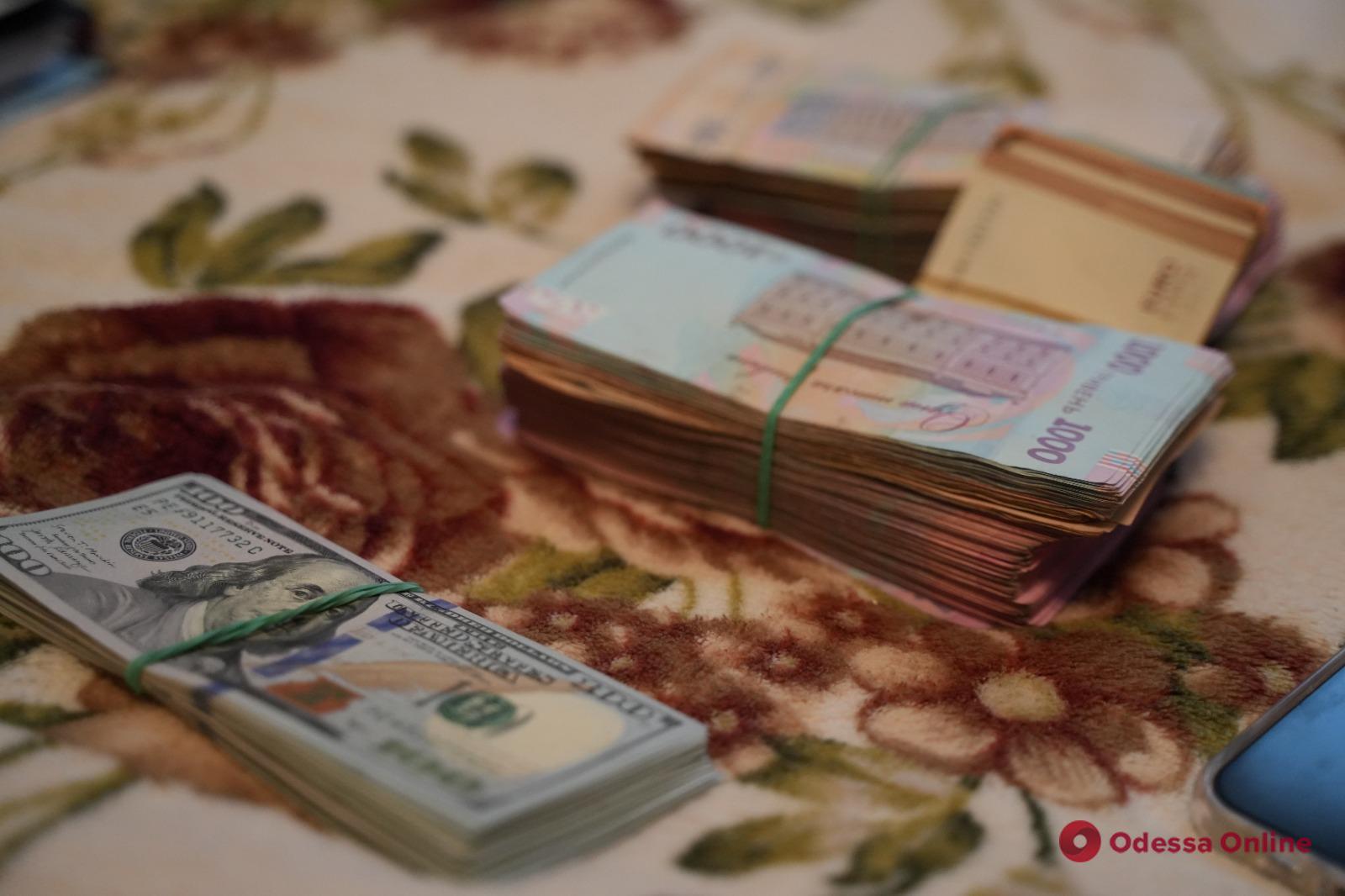 На рынке «7 километр» двое разбойников связали иностранку и отобрали у нее 10 тысяч долларов и 460 тысяч гривен