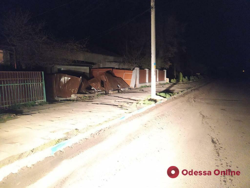 В Одесской области водитель снес забор и скрылся с места ДТП (фото)