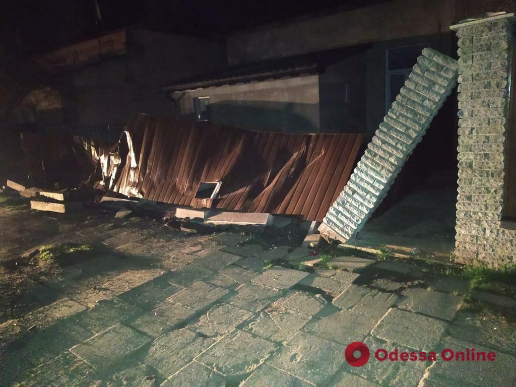 В Одесской области водитель снес забор и скрылся с места ДТП (фото)
