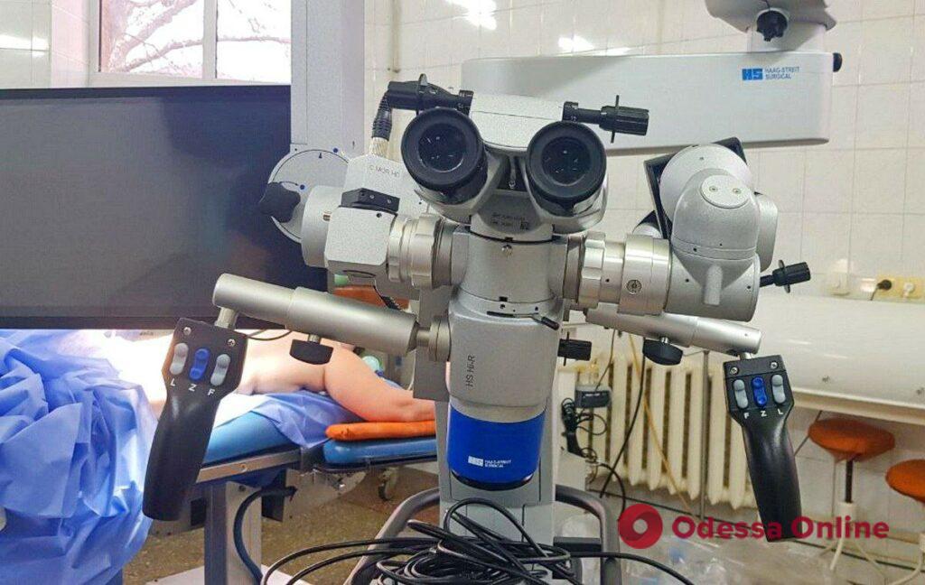 Дві одеські лікарні отримали сучасні операційні мікроскопи для відділень нейрохірургії