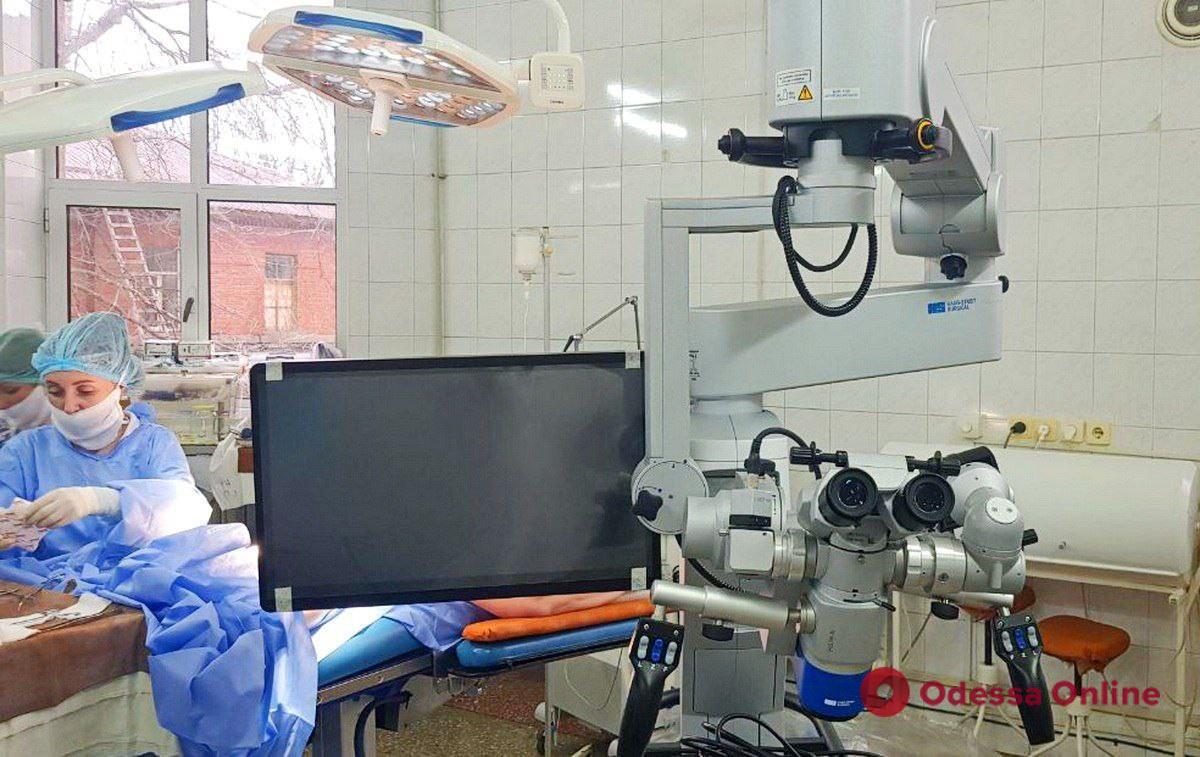 Дві одеські лікарні отримали сучасні операційні мікроскопи для відділень нейрохірургії