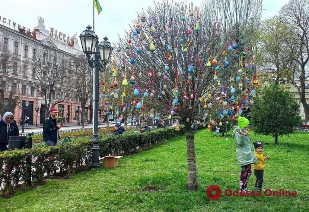 У Міському саду прикрасили писанками «Великоднє дерево Миру»