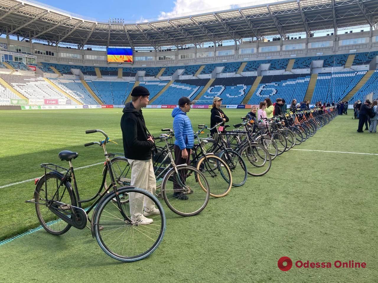 В Одесі діти-переселенці отримали міські велосипеди від голландських партнерів