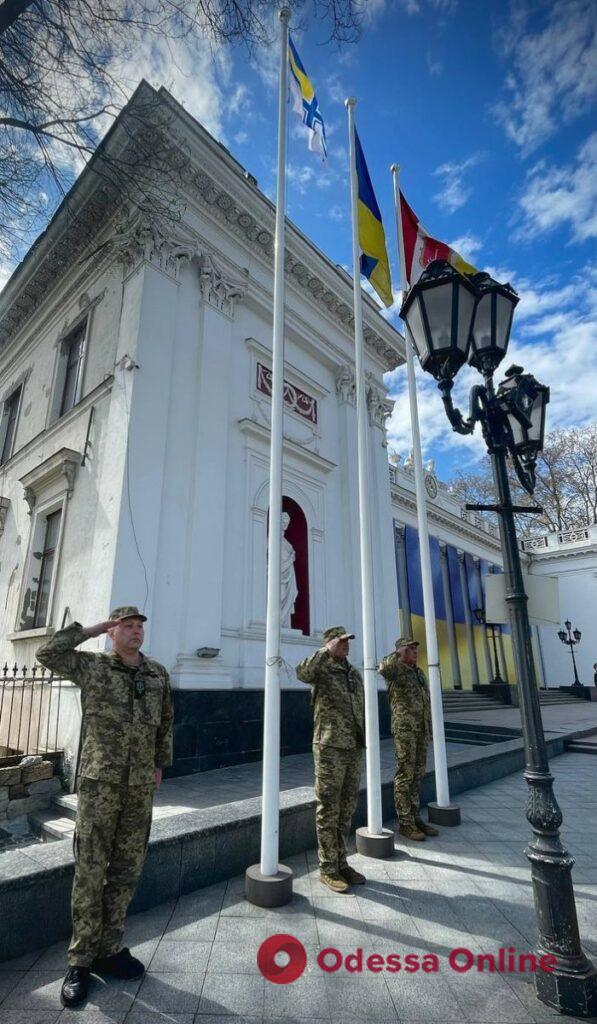 Річниця створення Військово-морського флоту: на Думській площі підняли прапор ВМС (фото, відео)