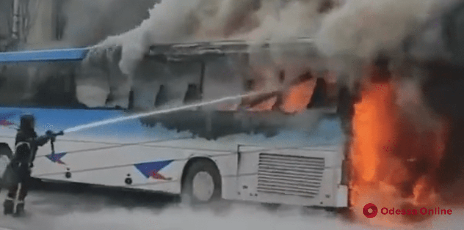 На Николаевской дороге горел пассажирский автобус (видео)