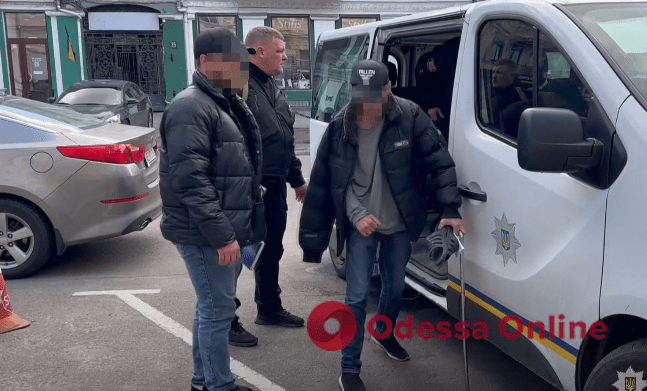 Одесские полицейские задержали мужчину, который «обчистил» квартиру на Дерибасовской