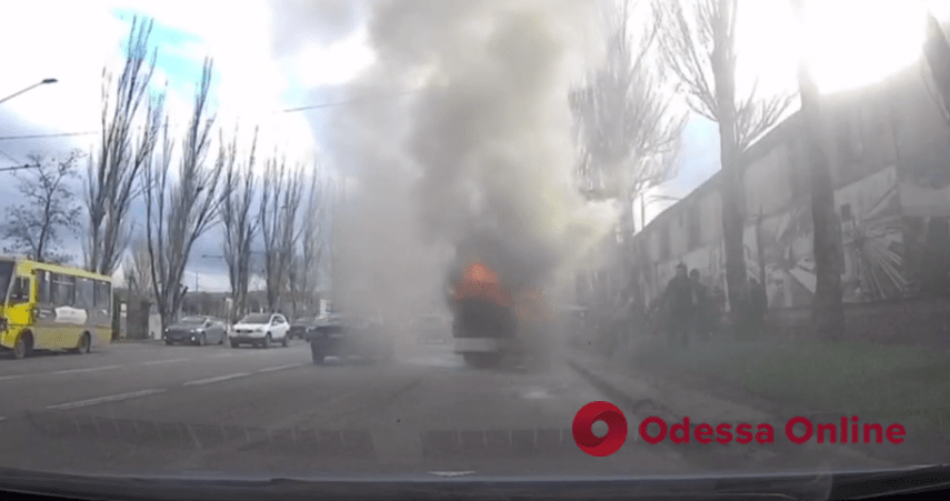 В Одессе во время движения загорелся автобус (видео)