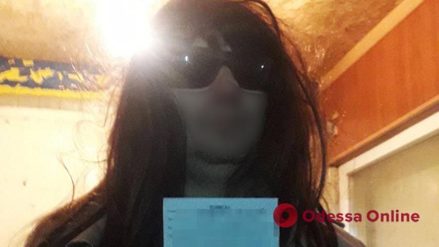 Дама в окулярах: одесит заради втечі з України прикинувся жінкою