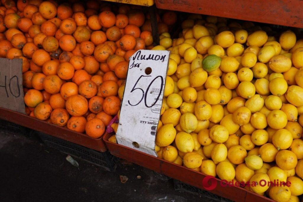 Авокадо, полуниця та сир: суботні ціни на одеському «Привозі»
