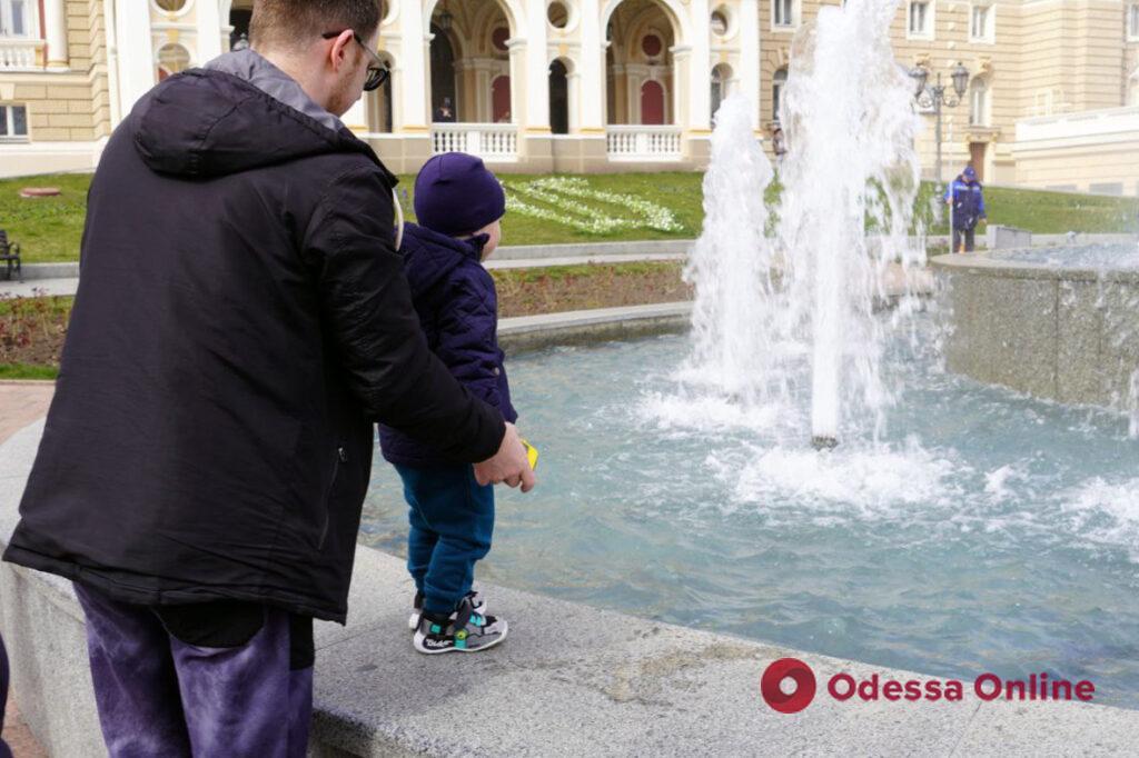 «Даємо можливість людям почуватися комфортно»: в Одесі запустили перші фонтани (фоторепортаж)