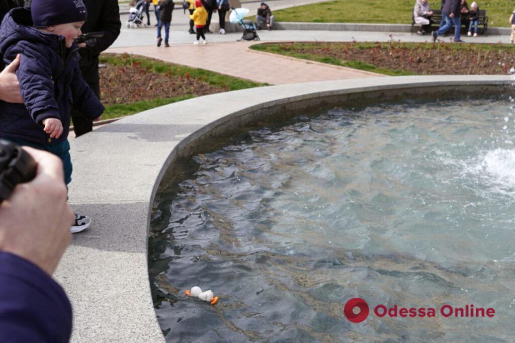«Даємо можливість людям почуватися комфортно»: в Одесі запустили перші фонтани (фоторепортаж)