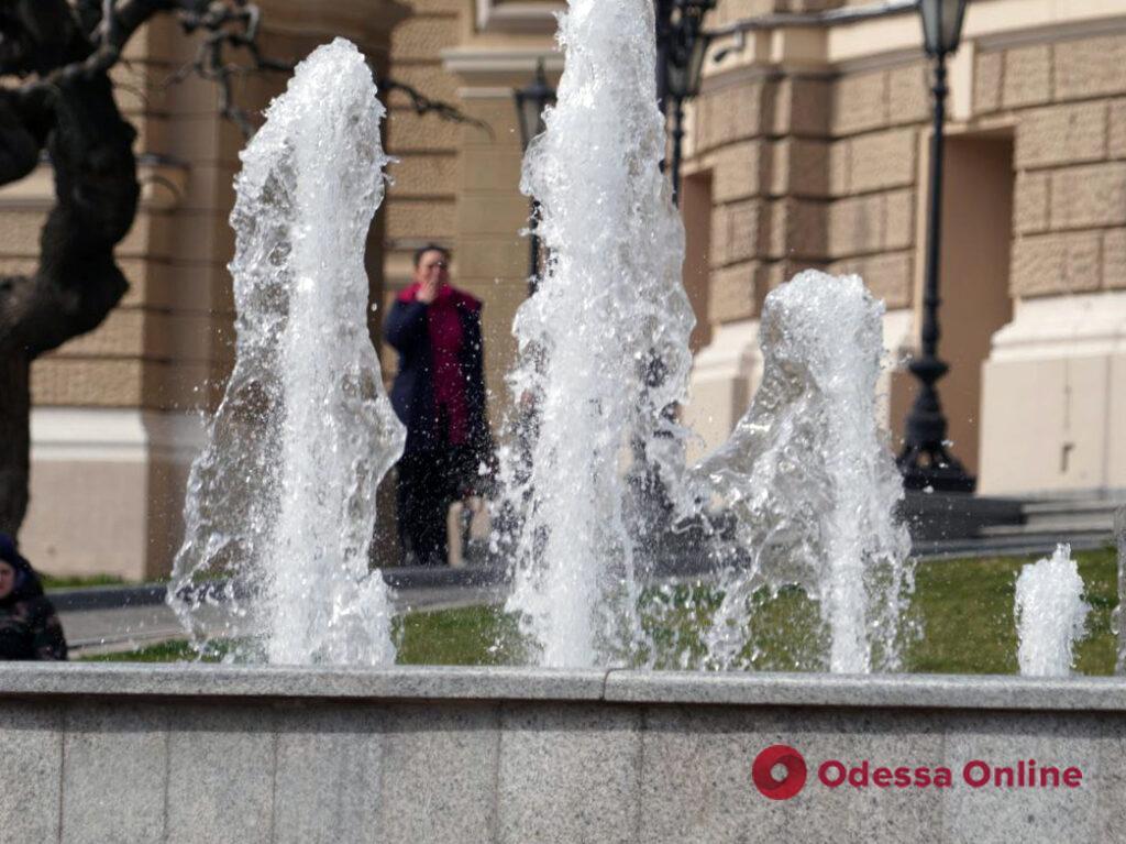 «Даем возможность людям чувствовать себя комфортно»: в Одессе запустили первые фонтаны (фоторепортаж)