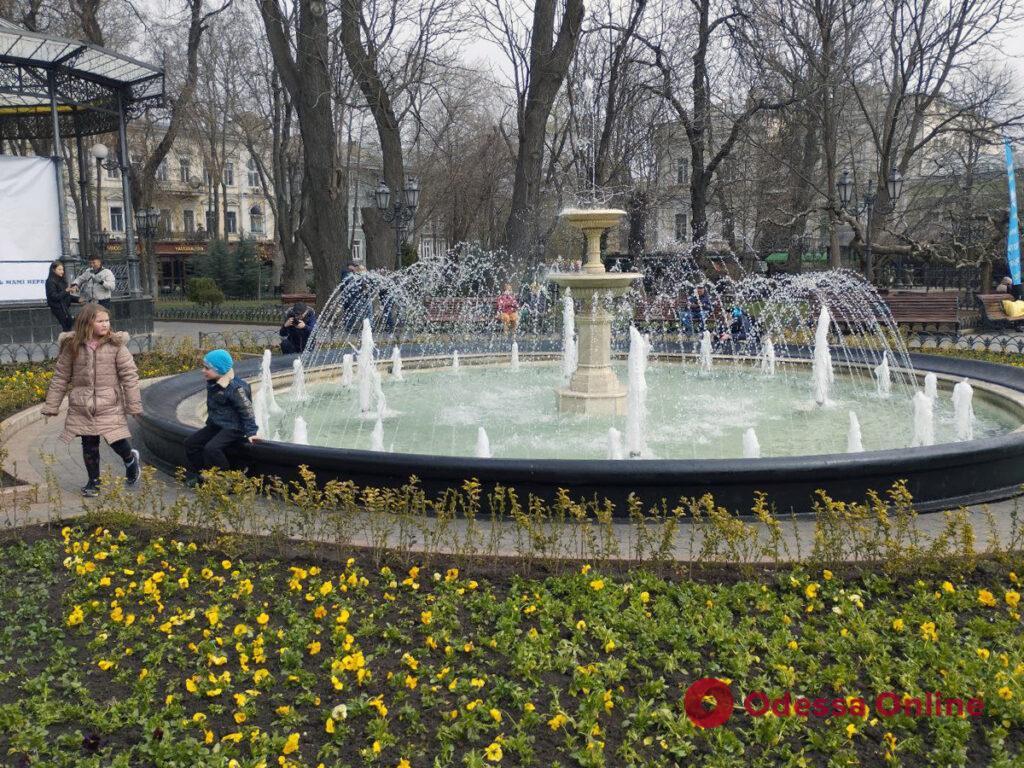 «Даємо можливість людям почуватися комфортно»: в Одесі запустили перші фонтани (фоторепортаж)